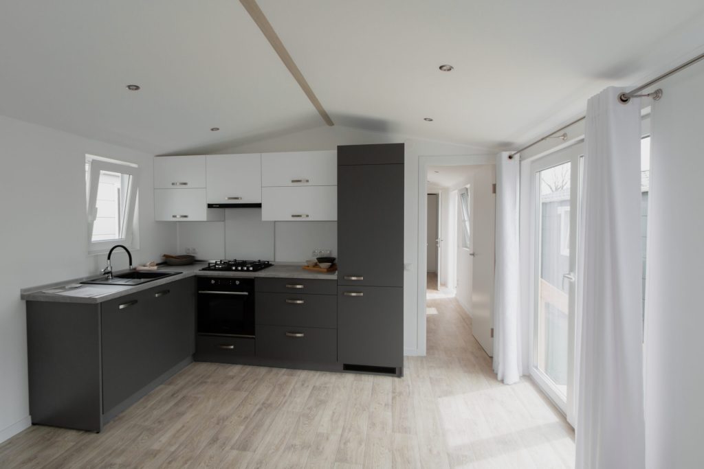 Mobilheim Noah 11×4 m – 2 Schlafzimmer, Badewanne, Buderus, VEKA, schlüsselfertig, ab Lager