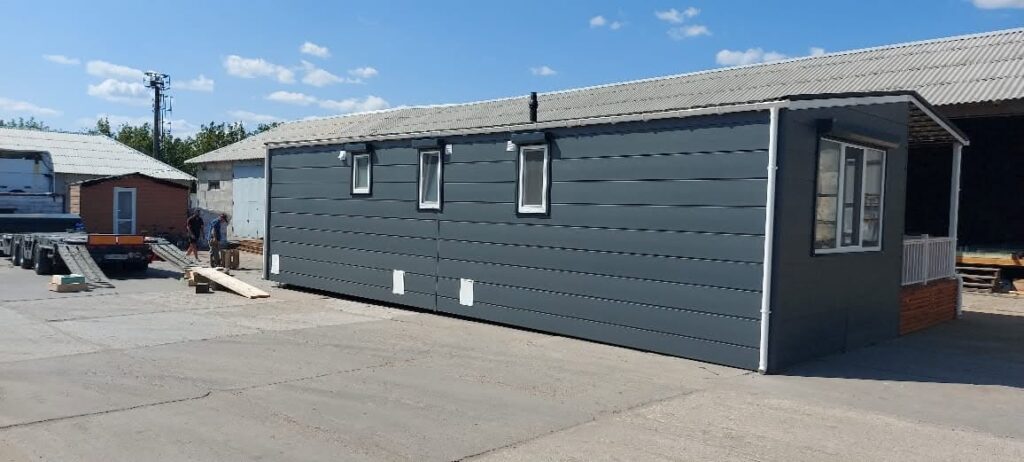 G&U — мобильный дом 12 × 4 м с односкатной крышей, центральным отоплением и гибкой концепцией кухни под индивидуальную комплектацию.