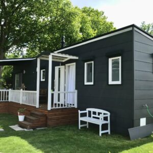 G&U — мобильный дом 12 × 4 м с односкатной крышей, центральным отоплением и гибкой концепцией кухни под индивидуальную комплектацию.
